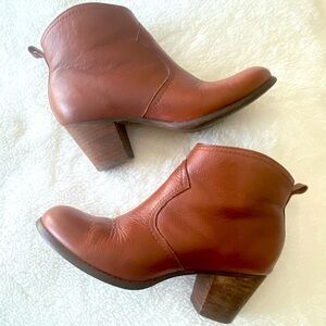 Lands’ End Brown Boots, 6.5
Minimal wear, see pictures